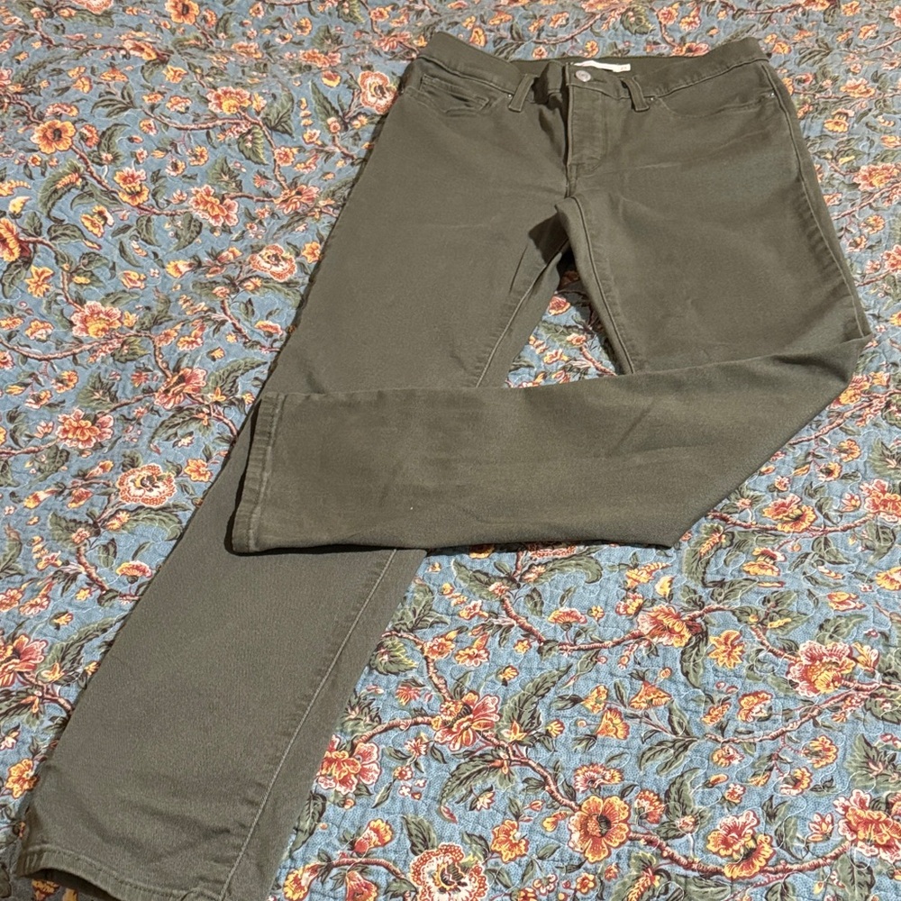 Levi's Olive Green shaping Straight Leg Jeans
Not worn. Washed once